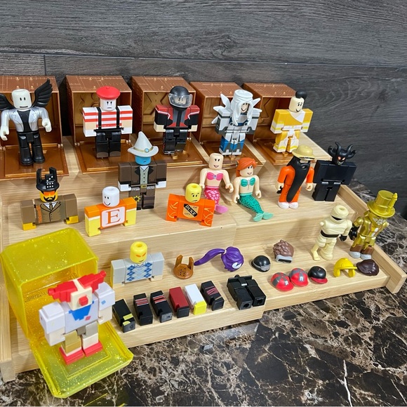 Roblox Figures + extra parts and accessories lot - Picture 8 of 10
